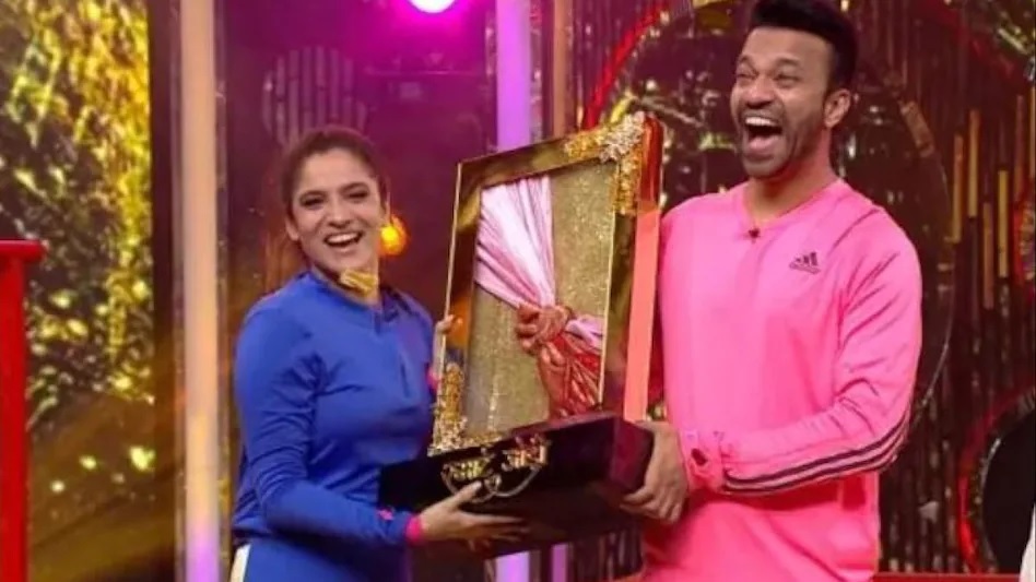 Smart Jodi Winner - Ankita Lokhande-Vicky Jain Became The Winner Of Smart Jodi, Got A Great Trophy And Rs 25 Lakh-Pic Credit Google